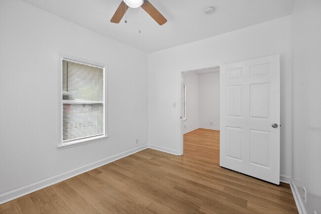 Building Photo - Cozy bungalow close to everything