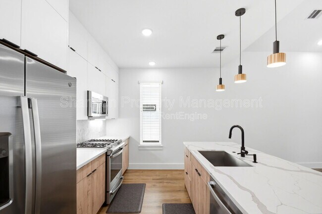 Building Photo - 1307 Bayou St