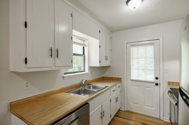 Building Photo - 1182 Whit Davis Rd