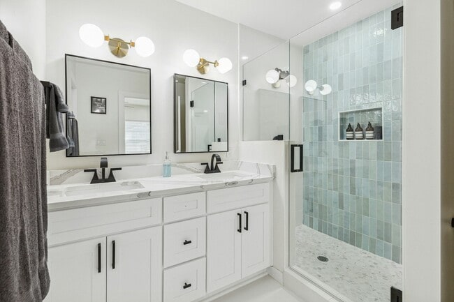 Building Photo - 3236 Golfing Green Pl