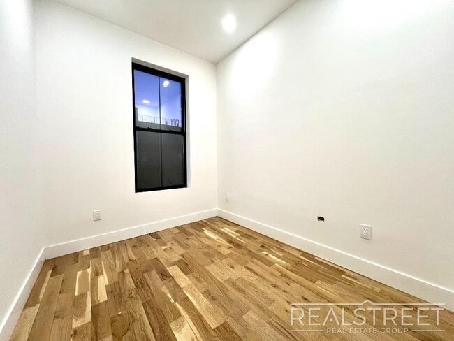 Building Photo - Marconi Place