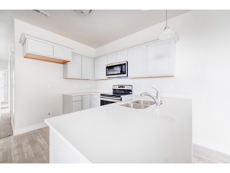 Kitchen - 620 n emery ln