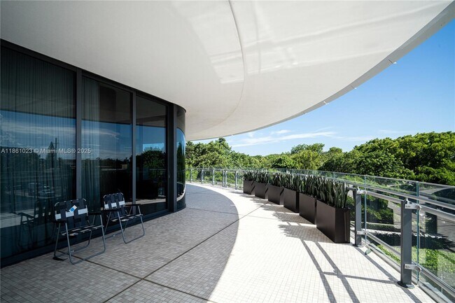 Building Photo - 8701 Collins Ave
