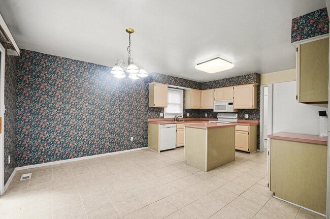 Building Photo - 456 Essex Dr