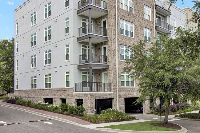 Building Photo - Daniel Island Condo Close to Marina