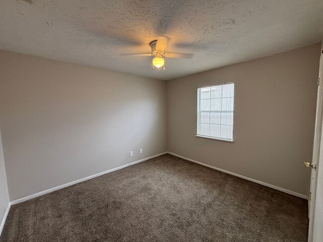 Building Photo - 2701 E 8th Ct