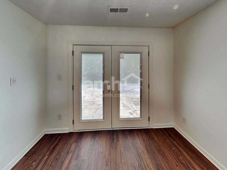 Building Photo - 147 Peterborough Dr