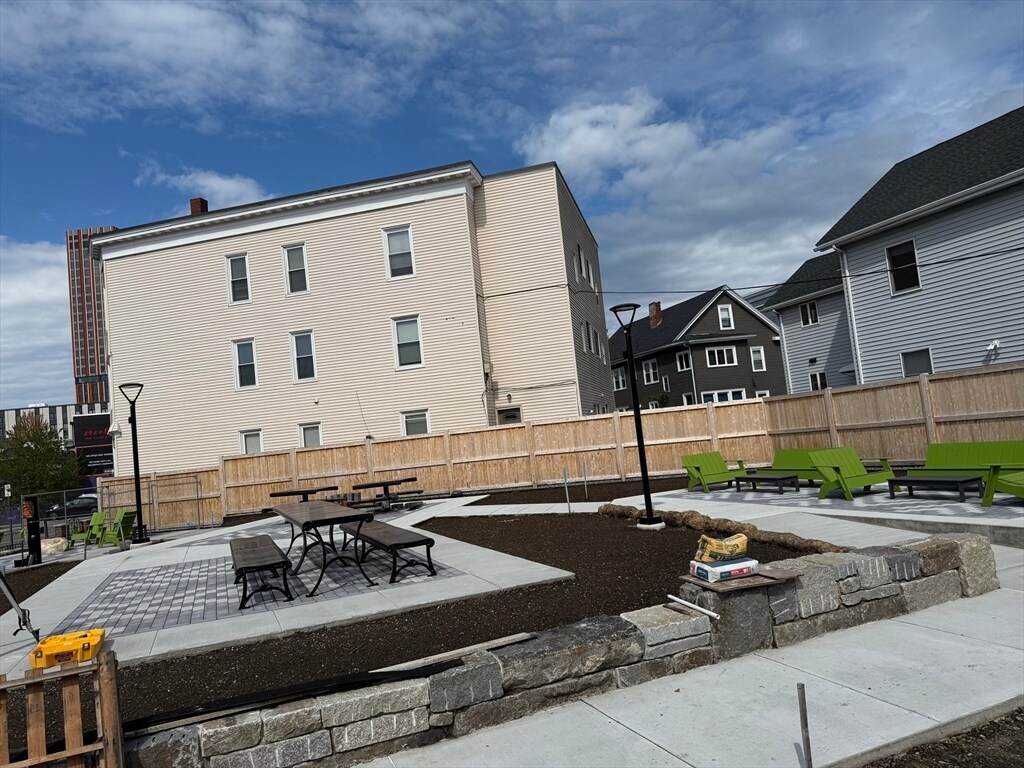 Building Photo - 9 Rossmore St