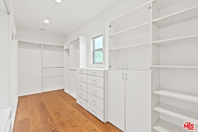 Building Photo - 321 S Palm Dr
