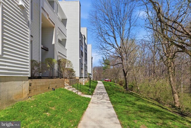 Building Photo - 1647 Carriage House Terrace