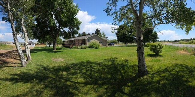 Building Photo - 3 bed, 3 bath Home in Sunnydell area Rexburg