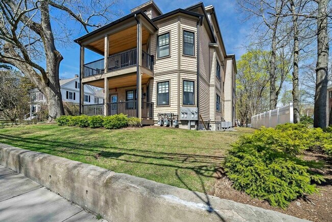 Building Photo - 144 Linden St