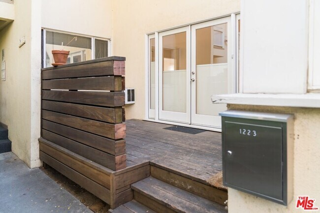 Building Photo - 1223 N Crescent Heights Blvd