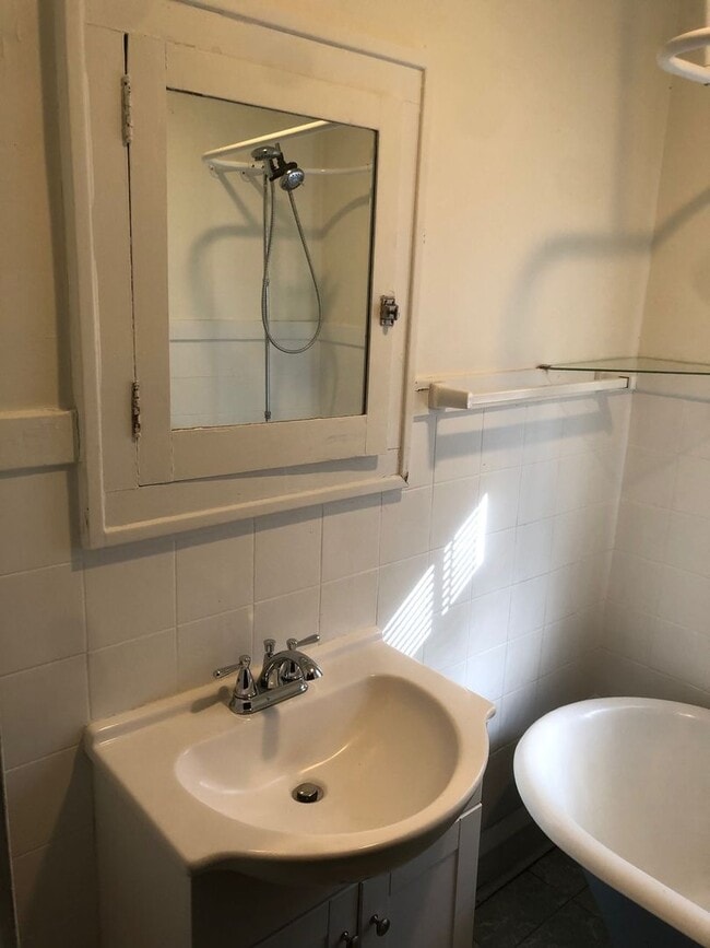Building Photo - Charming 2 Bedroom House!