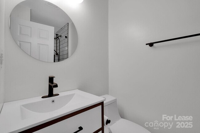 Building Photo - 224 N Poplar St