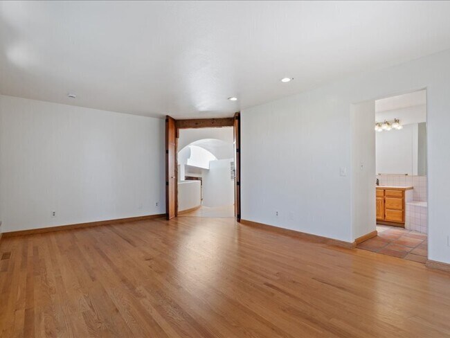 Building Photo - 930 Valley View Dr
