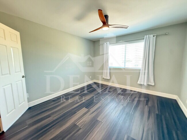 Building Photo - 811 E Chilton Dr