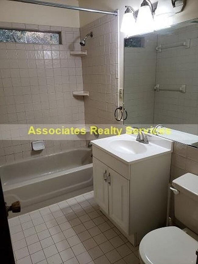 Building Photo - Sublease This Newly Renovated 2 bedroom wi...