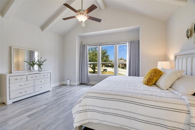 Building Photo - 949 Indian Hawthorne Dr