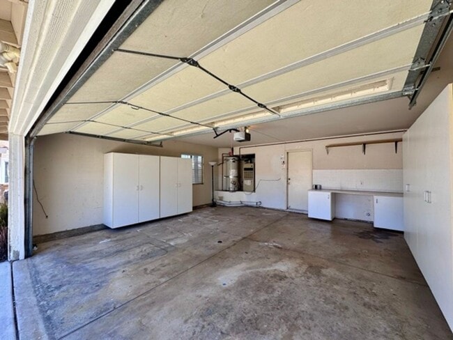 Building Photo - Spacious 4 Bedroom Home with Expansive Bac...