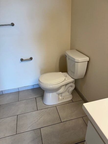 Building Photo - 1033 W Bridge St