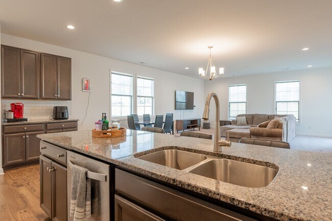 Building Photo - Modern Home with Open Floor Plan in Blacks...