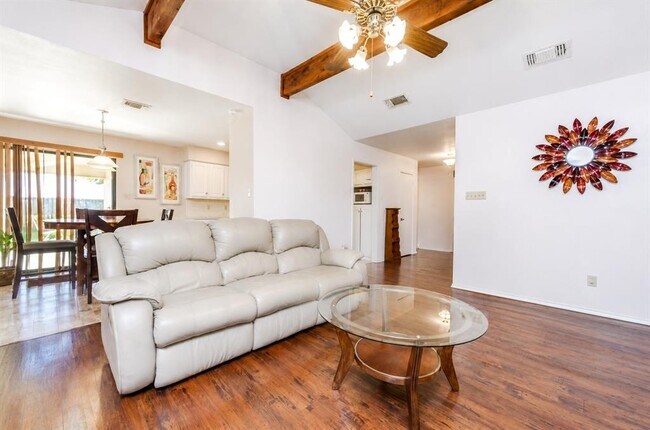 Building Photo - 2217 Parkside Dr