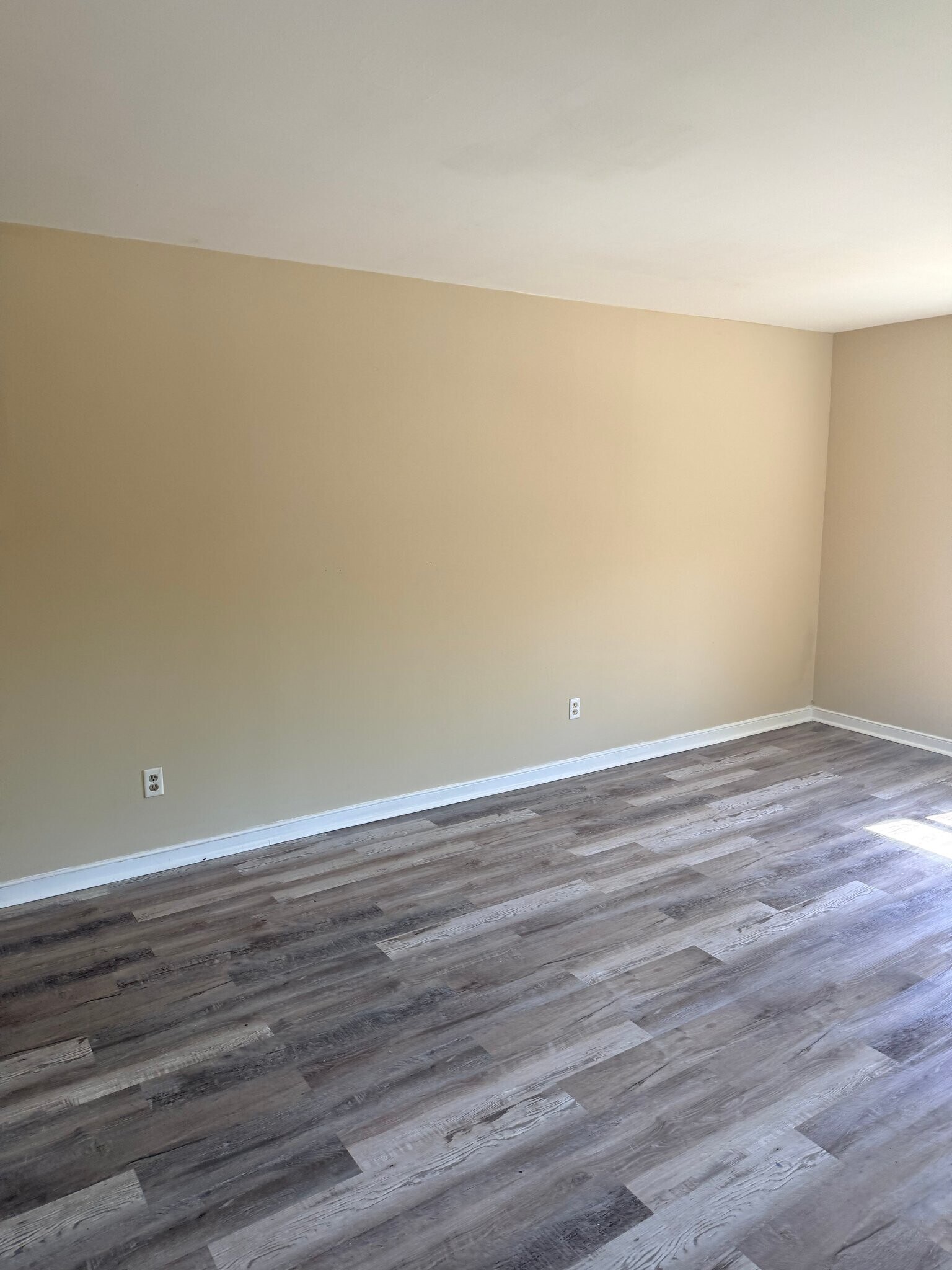 Building Photo - 3206 Elmwood Ave
