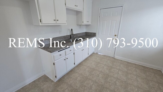 Building Photo - Detached Front House with Laundry Hookups and Garage Parking