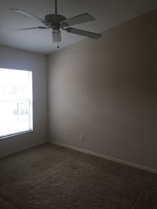 Building Photo - Upper Unit 2/2 available in Naples! Annual Rental!