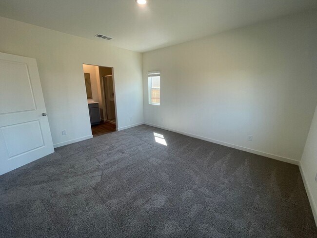 Building Photo - Brand New DR Horton Home!