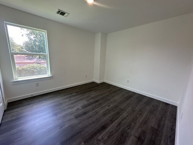 Building Photo - For Lease | 3 Bed, 2 Bath | 1,150 Sq Ft | ...