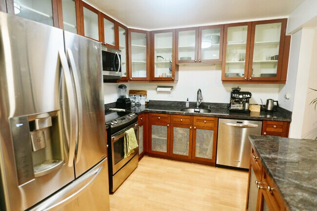 Building Photo - 670 5th St