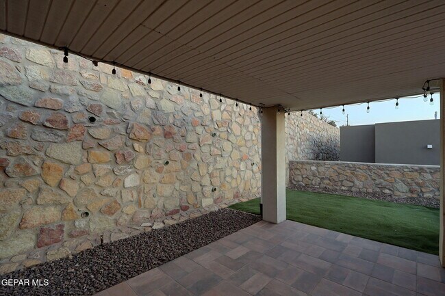 Building Photo - 4016 Camelot Heights Dr