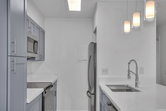 Building Photo - Fairway Terrace 2 bed 2 bath ground floor ...