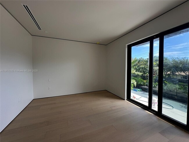 Building Photo - 1065 NE 119th St