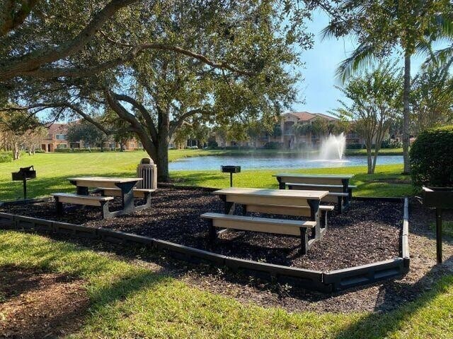 Building Photo - 251 SW Palm Dr