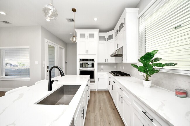 Building Photo - 410 E 41st St