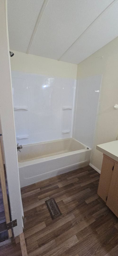 Building Photo - Model: Crown