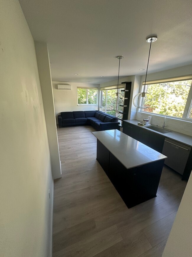 Building Photo - Capitol Hill Townhome