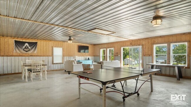 Building Photo - Gorgeous Waterfront Property with 4 Bedroo...