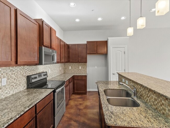 Building Photo - Gorgeous newer 2br 2.5ba Townhome!!