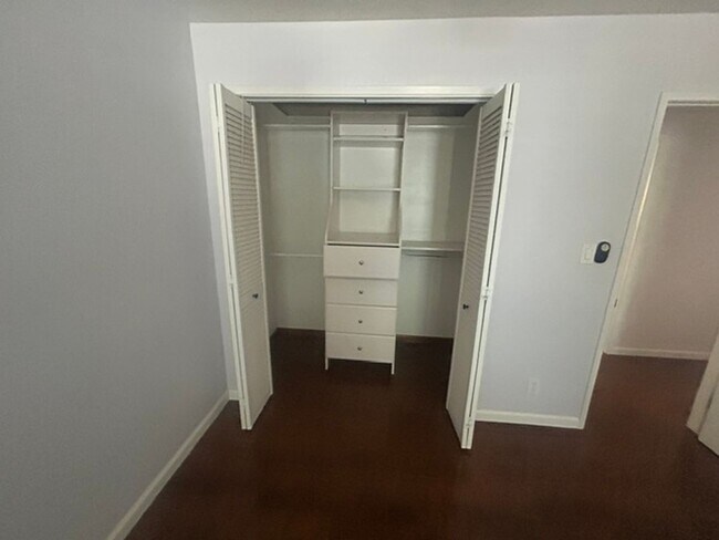 Building Photo - 3 Bedroom 2 Bathroom Centrally Located Near Shopping and Restaurants!