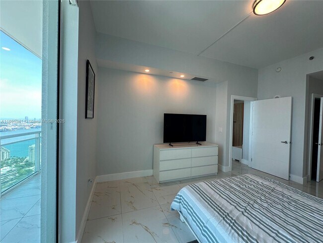 Building Photo - 950 Brickell Bay Dr
