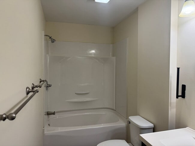 Building Photo - Newly remodeled brick home in New Bern