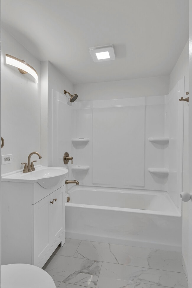 Building Photo - 862 Grove Ave