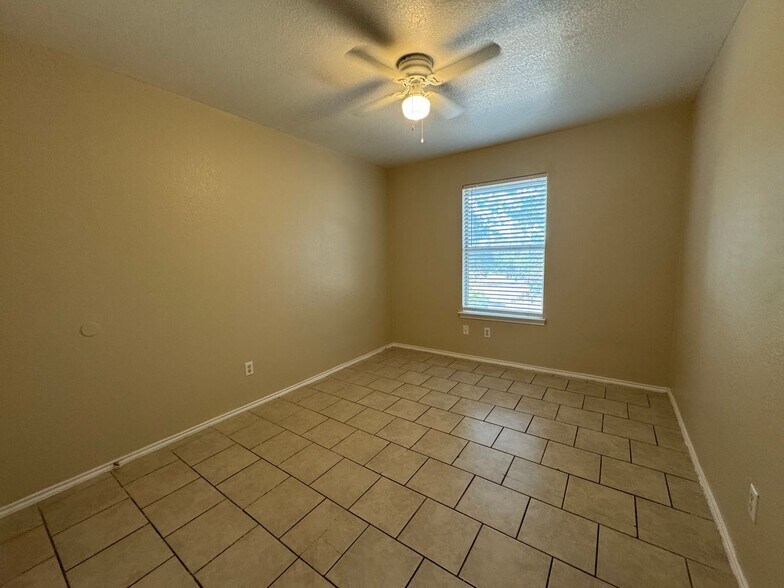 Building Photo - 1705 Cedarhill Dr