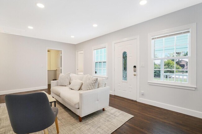 Building Photo - 413 36th St