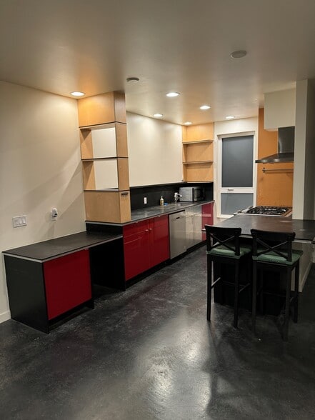 Kitchen / Breakfast Bar - 107 19th Ave