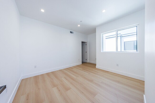 Building Photo - 1063 S Corning St